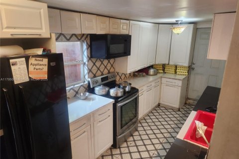 House in Miami, Florida 3 bedrooms, 126.72 sq.m. № 1860997 - photo 8