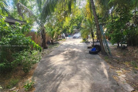 House in Miami, Florida 3 bedrooms, 126.72 sq.m. № 1860997 - photo 11