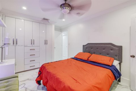 House in Miami, Florida 5 bedrooms, 213.86 sq.m. № 1927614 - photo 12
