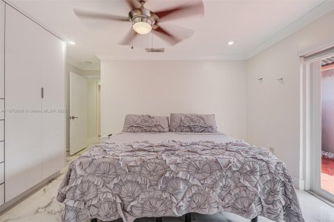 House in Miami, Florida 5 bedrooms, 213.86 sq.m. № 1927614 - photo 17