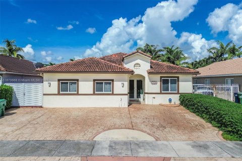 House in Miami, Florida 5 bedrooms, 213.86 sq.m. № 1927614 - photo 1
