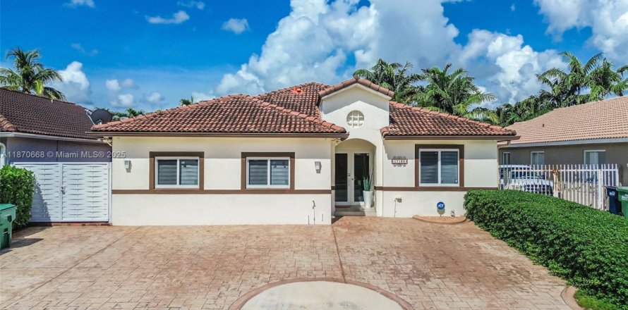 House in Miami, Florida 5 bedrooms, 213.86 sq.m. № 1927614