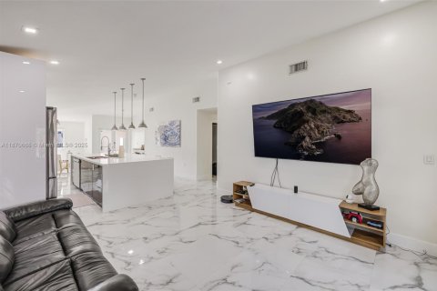 House in Miami, Florida 5 bedrooms, 213.86 sq.m. № 1927614 - photo 10