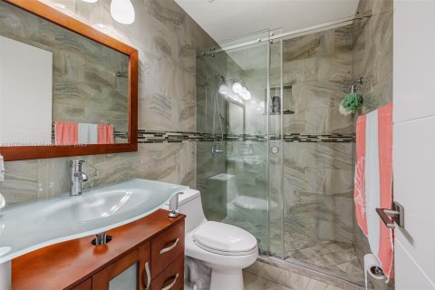 House in Miami, Florida 5 bedrooms, 213.86 sq.m. № 1927614 - photo 11