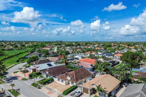 House in Miami, Florida 5 bedrooms, 213.86 sq.m. № 1927614 - photo 23