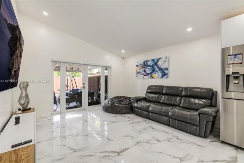 House in Miami, Florida 5 bedrooms, 213.86 sq.m. № 1927614 - photo 9