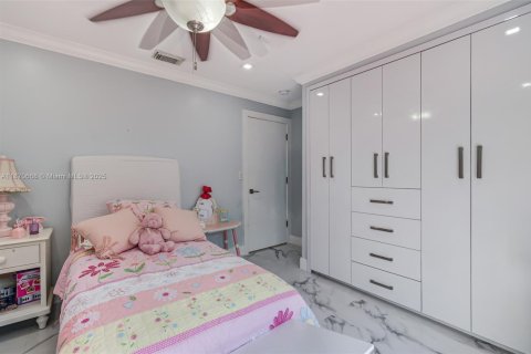 House in Miami, Florida 5 bedrooms, 213.86 sq.m. № 1927614 - photo 14