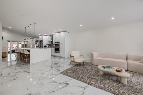 House in Miami, Florida 5 bedrooms, 213.86 sq.m. № 1927614 - photo 4