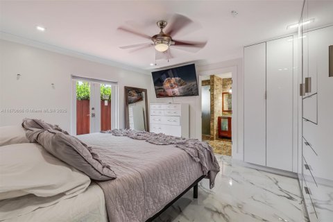 House in Miami, Florida 5 bedrooms, 213.86 sq.m. № 1927614 - photo 16