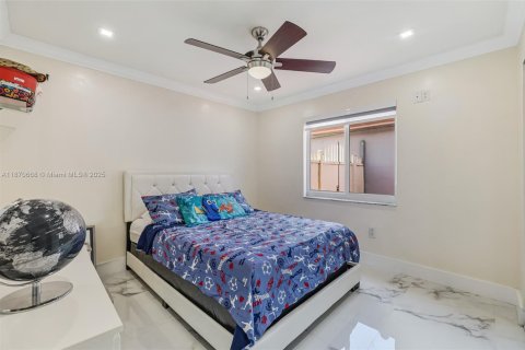 House in Miami, Florida 5 bedrooms, 213.86 sq.m. № 1927614 - photo 15