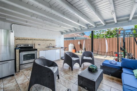 House in Miami, Florida 5 bedrooms, 213.86 sq.m. № 1927614 - photo 20