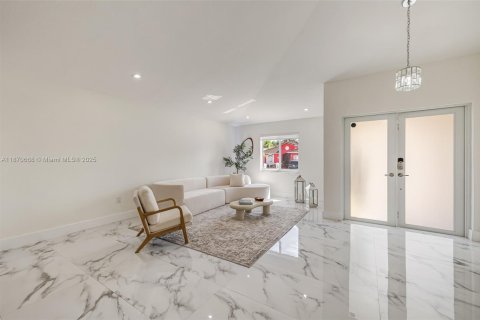 House in Miami, Florida 5 bedrooms, 213.86 sq.m. № 1927614 - photo 3