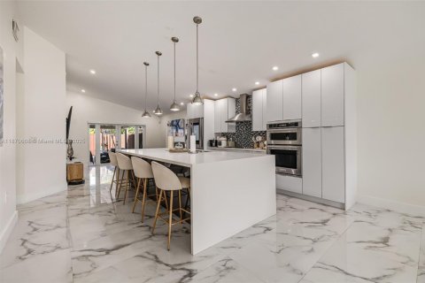House in Miami, Florida 5 bedrooms, 213.86 sq.m. № 1927614 - photo 5