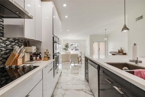 House in Miami, Florida 5 bedrooms, 213.86 sq.m. № 1927614 - photo 6