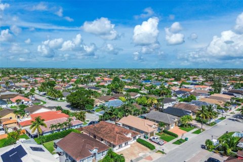 House in Miami, Florida 5 bedrooms, 213.86 sq.m. № 1927614 - photo 24