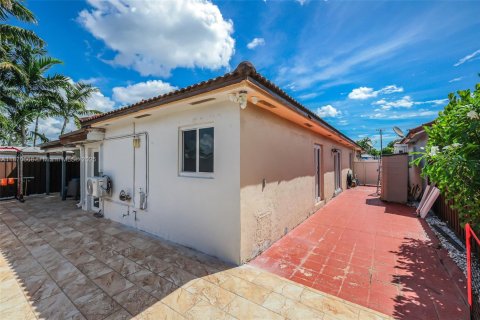 House in Miami, Florida 5 bedrooms, 213.86 sq.m. № 1927614 - photo 21