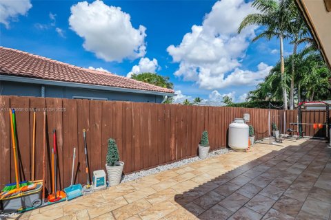 House in Miami, Florida 5 bedrooms, 213.86 sq.m. № 1927614 - photo 22