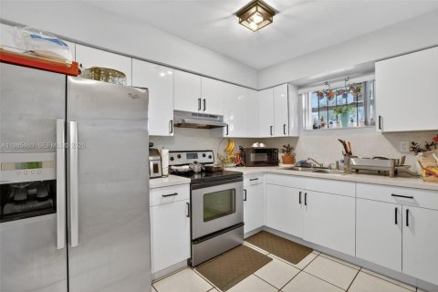 Casa en alquiler en Miami, Florida, 2 dormitorios, 92.9 m2 № 2047046 - foto 10