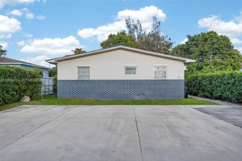 Casa en alquiler en Miami, Florida, 2 dormitorios, 92.9 m2 № 2047046 - foto 2