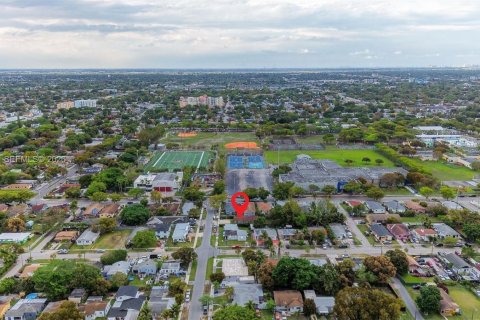 Casa en alquiler en Miami, Florida, 2 dormitorios, 92.9 m2 № 2047046 - foto 21