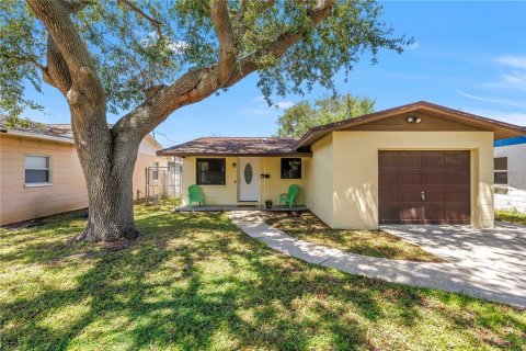 House in Saint Petersburg, Florida 3 bedrooms, 86.96 sq.m. № 2303037