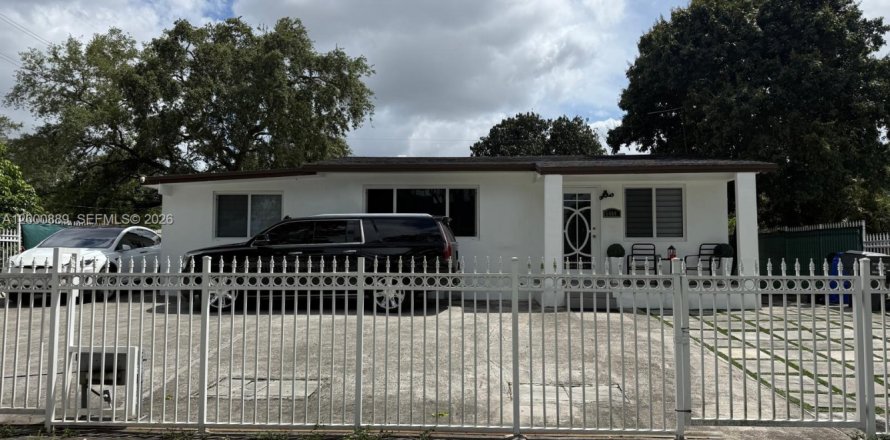 House in Hollywood, Florida 3 bedrooms, 89.19 sq.m. № 2065096