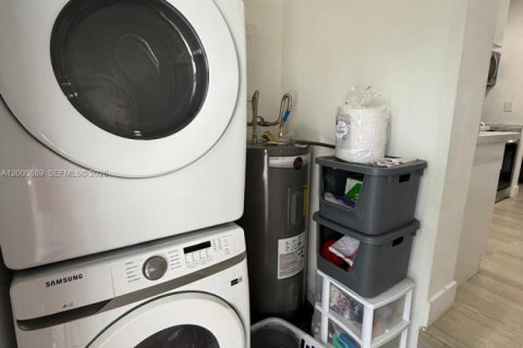 House in Hollywood, Florida 3 bedrooms, 89.19 sq.m. № 2065096 - photo 27