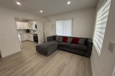 House in Hollywood, Florida 3 bedrooms, 89.19 sq.m. № 2065096 - photo 7