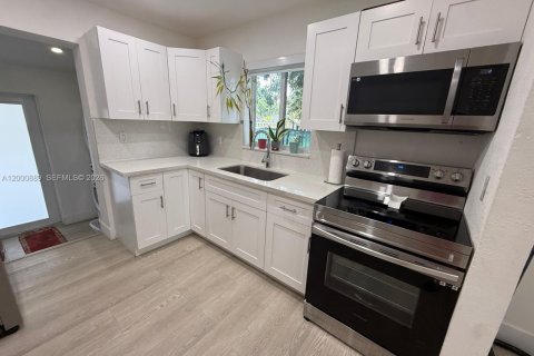 House in Hollywood, Florida 3 bedrooms, 89.19 sq.m. № 2065096 - photo 8