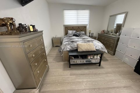 House in Hollywood, Florida 3 bedrooms, 89.19 sq.m. № 2065096 - photo 17