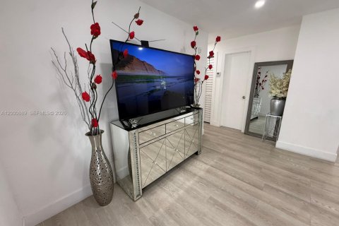 House in Hollywood, Florida 3 bedrooms, 89.19 sq.m. № 2065096 - photo 5