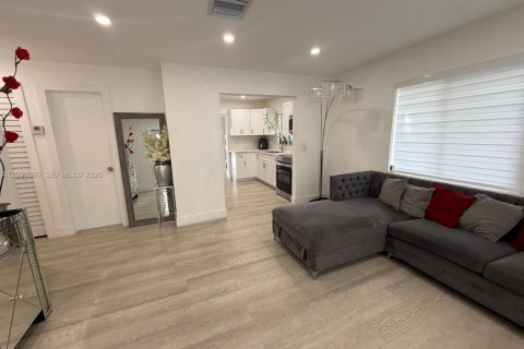 House in Hollywood, Florida 3 bedrooms, 89.19 sq.m. № 2065096 - photo 6