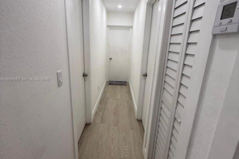 House in Hollywood, Florida 3 bedrooms, 89.19 sq.m. № 2065096 - photo 12