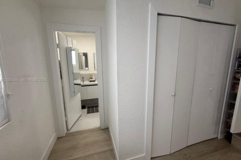 House in Hollywood, Florida 3 bedrooms, 89.19 sq.m. № 2065096 - photo 22