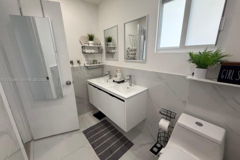 House in Hollywood, Florida 3 bedrooms, 89.19 sq.m. № 2065096 - photo 19
