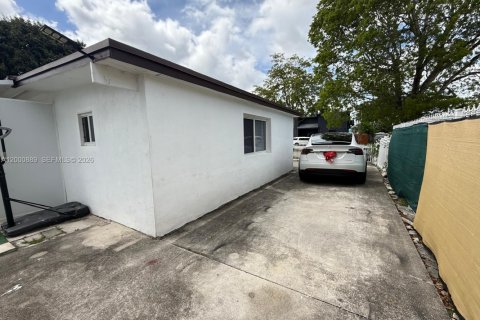House in Hollywood, Florida 3 bedrooms, 89.19 sq.m. № 2065096 - photo 30