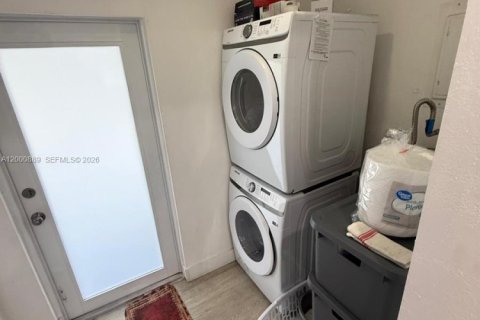 House in Hollywood, Florida 3 bedrooms, 89.19 sq.m. № 2065096 - photo 13