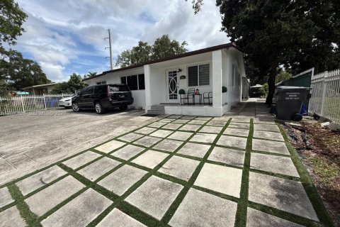 House in Hollywood, Florida 3 bedrooms, 89.19 sq.m. № 2065096 - photo 2