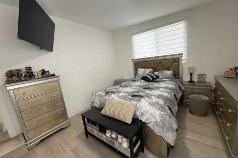 House in Hollywood, Florida 3 bedrooms, 89.19 sq.m. № 2065096 - photo 15