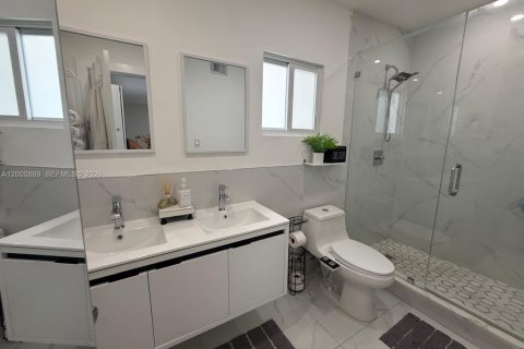 House in Hollywood, Florida 3 bedrooms, 89.19 sq.m. № 2065096 - photo 20