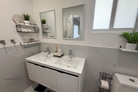 House in Hollywood, Florida 3 bedrooms, 89.19 sq.m. № 2065096 - photo 18