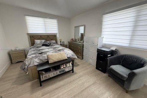 House in Hollywood, Florida 3 bedrooms, 89.19 sq.m. № 2065096 - photo 16