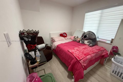 House in Hollywood, Florida 3 bedrooms, 89.19 sq.m. № 2065096 - photo 28