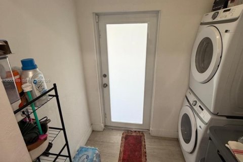 House in Hollywood, Florida 3 bedrooms, 89.19 sq.m. № 2065096 - photo 26