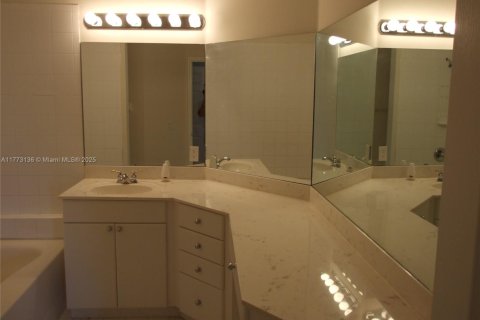 Townhouse in Miramar, Florida 3 bedrooms, 157.93 sq.m. № 1811280 - photo 16