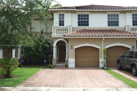 Townhouse in Miramar, Florida 3 bedrooms, 157.93 sq.m. № 1811280 - photo 1