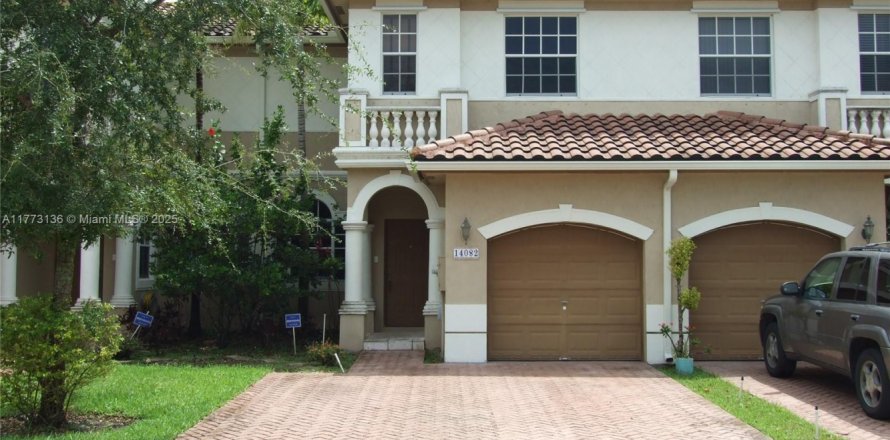 Townhouse in Miramar, Florida 3 bedrooms, 157.93 sq.m. № 1811280