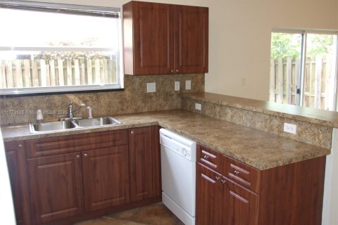 Townhouse in Miramar, Florida 3 bedrooms, 157.93 sq.m. № 1811280 - photo 3