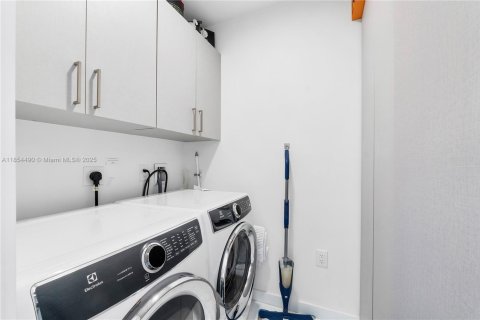 Condo in Miami, Florida, 2 bedrooms  № 1872687 - photo 30