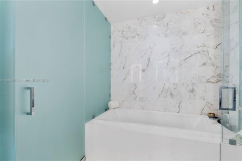 Condo in Miami, Florida, 2 bedrooms  № 1872687 - photo 23